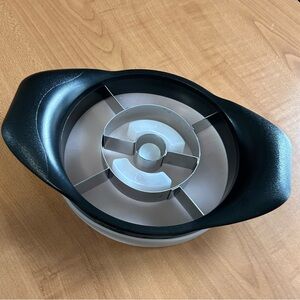 pampered chef slicer pineapple/mellon corer-wedger new condition kitchen utensil